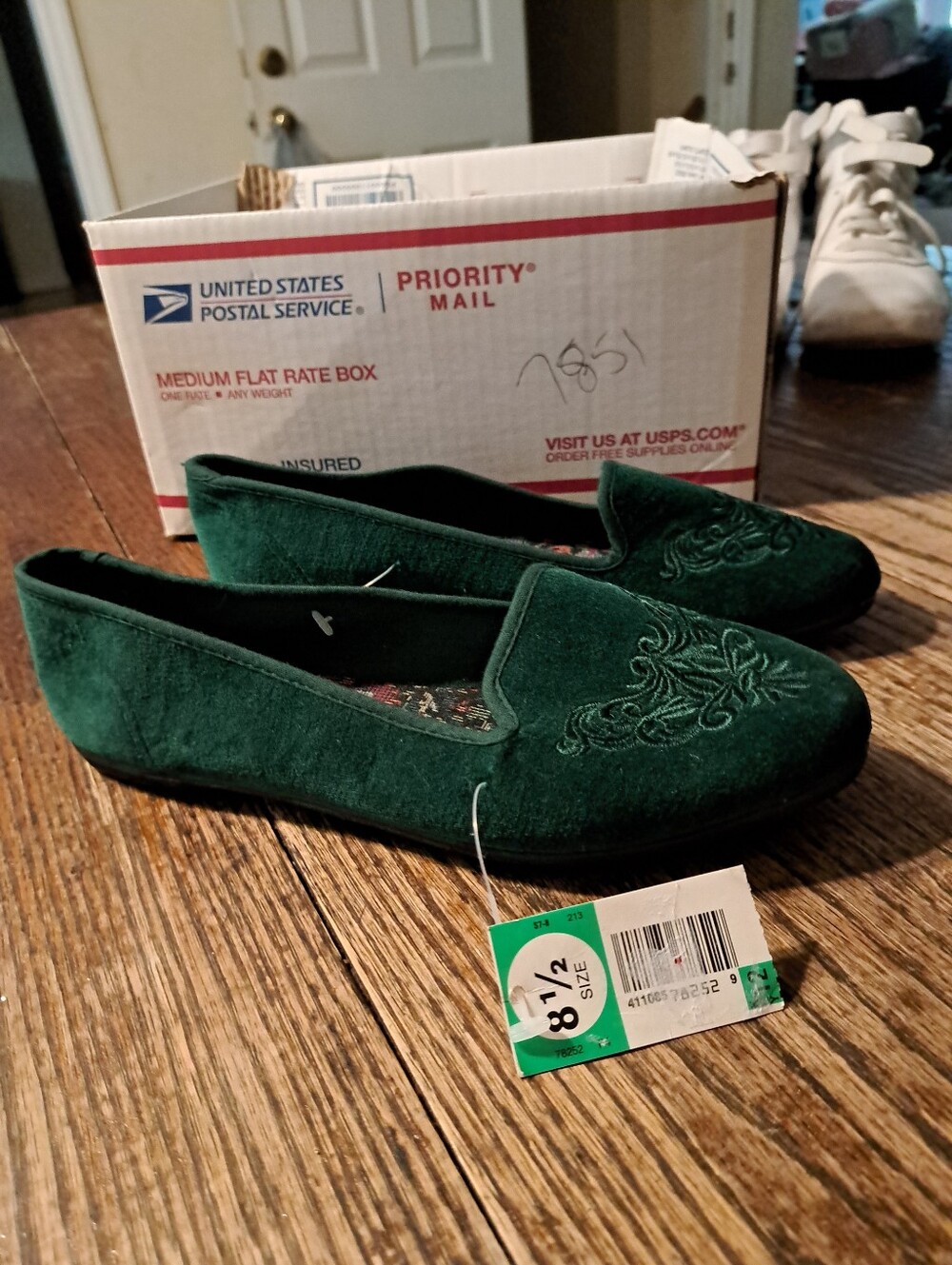 New Separate Issue Green Velvet Embroidered Loafers Flats Shoes NWT Size 8.5